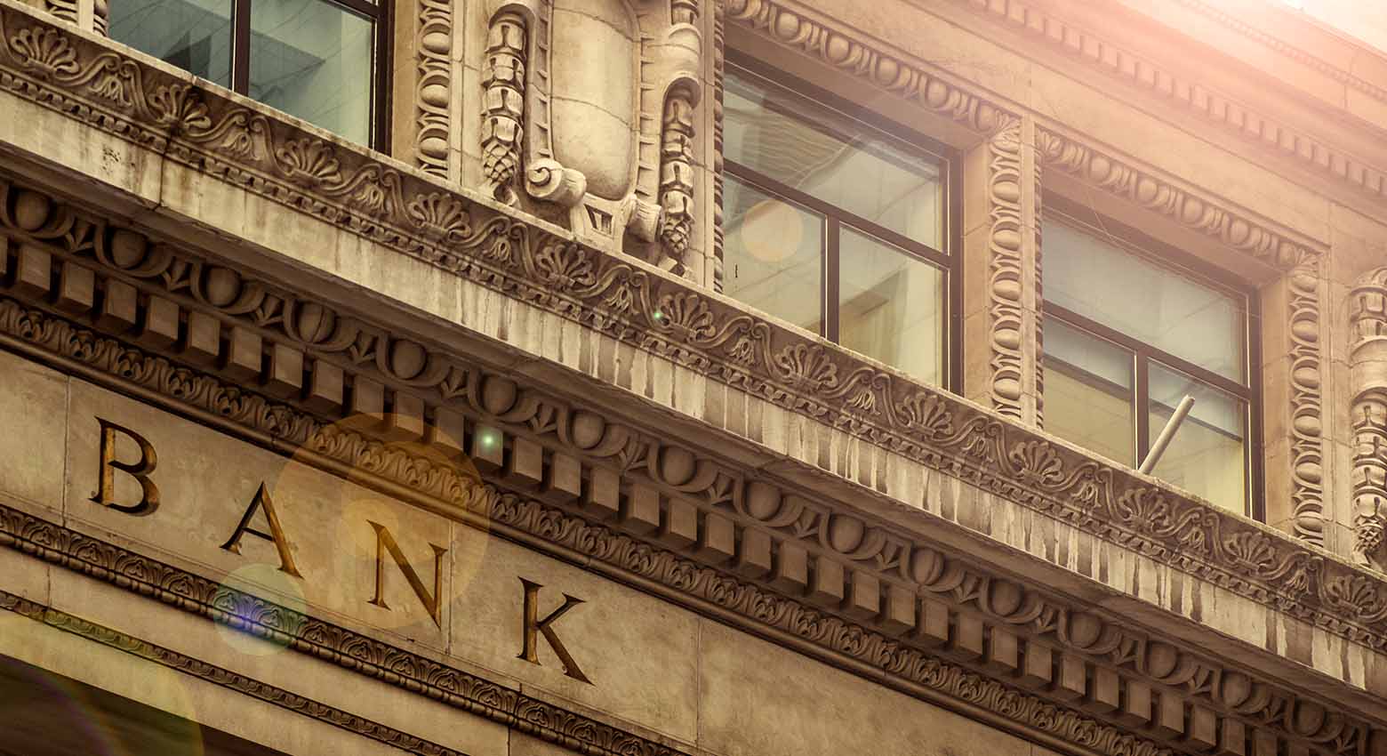 흐르듯 이어지는 가로등 불빛 