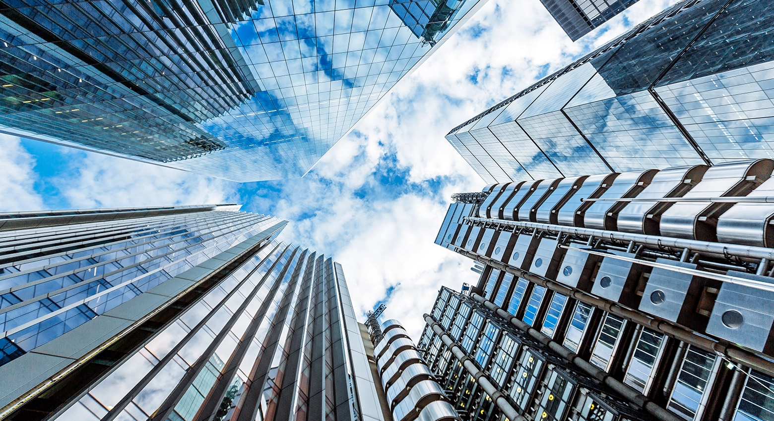 구름과 고층 빌딩