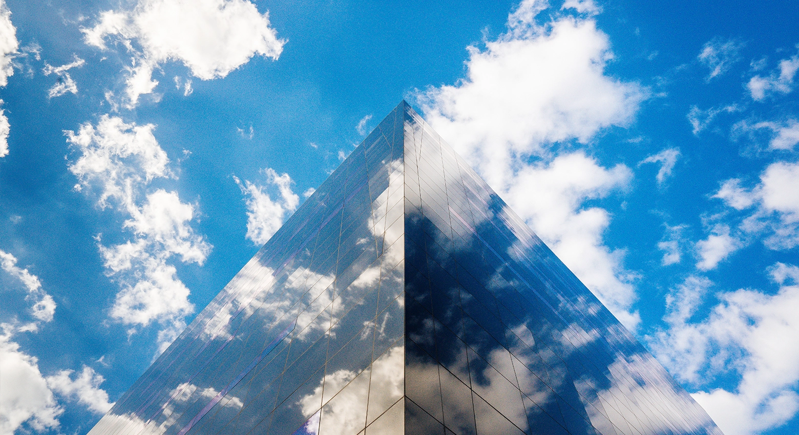 구름 위로 솟은 고층 빌딩 정상