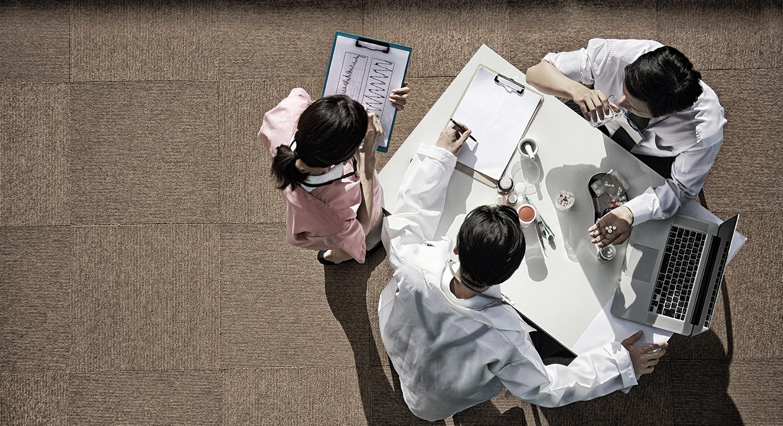 앉아서 대화하는 의사