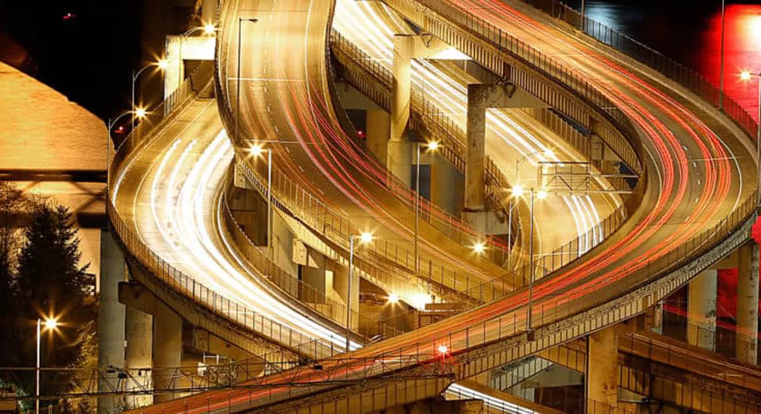 조명이 켜진 고속도로 