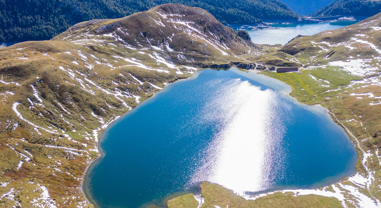 산으로 둘러싸인 호수 