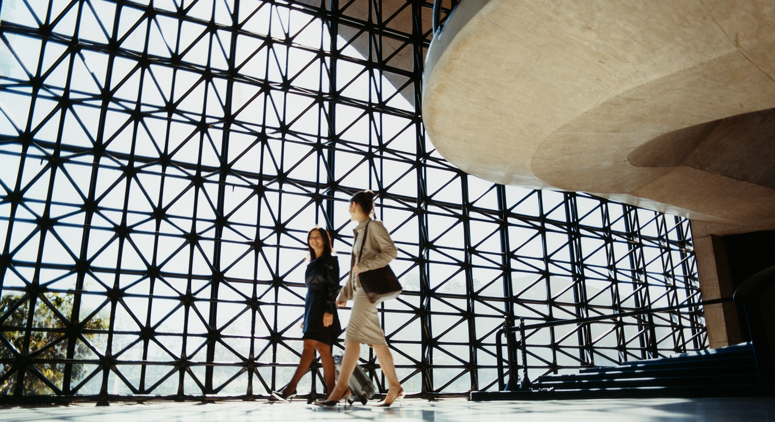 사무실에서 대화 중인 두 명의 여성들 