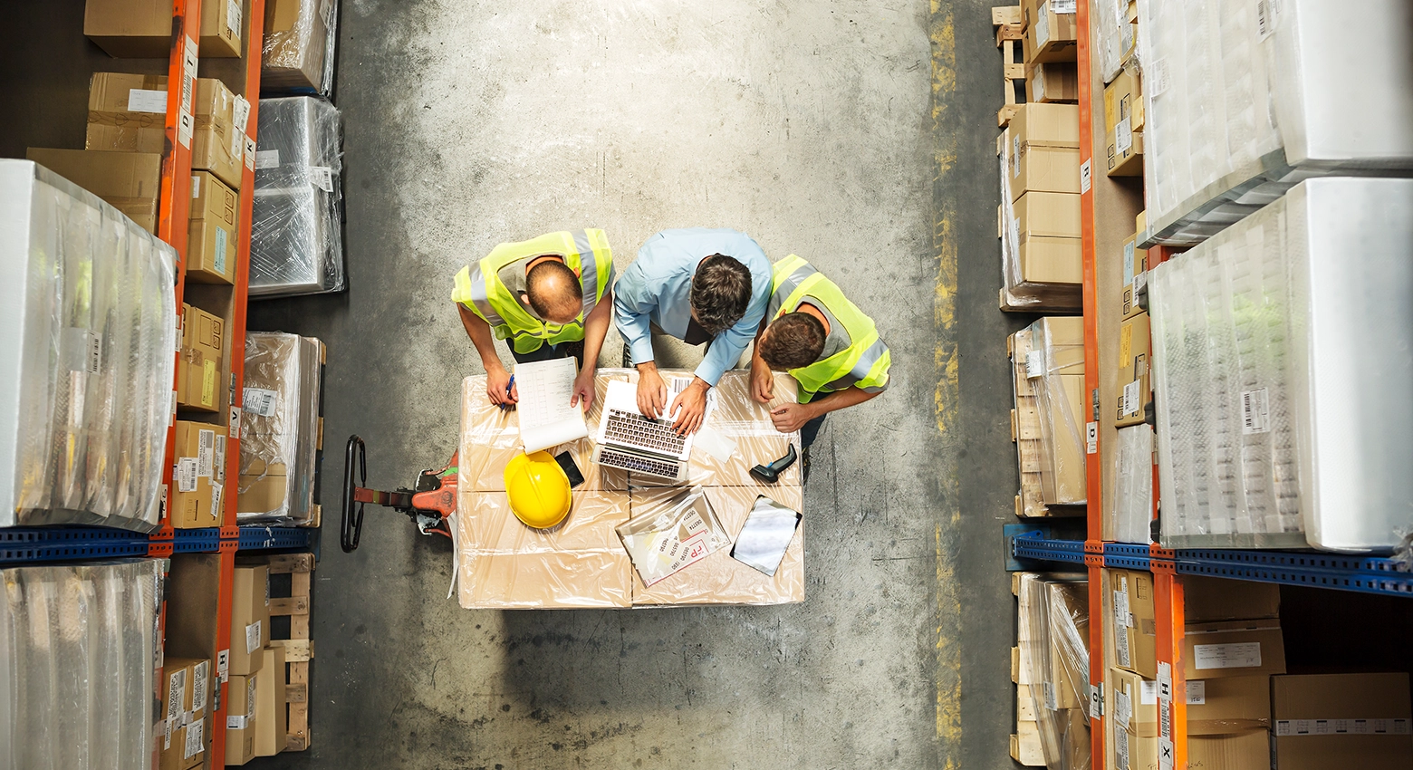 산업 물류 현장에서 일하는 사람들 