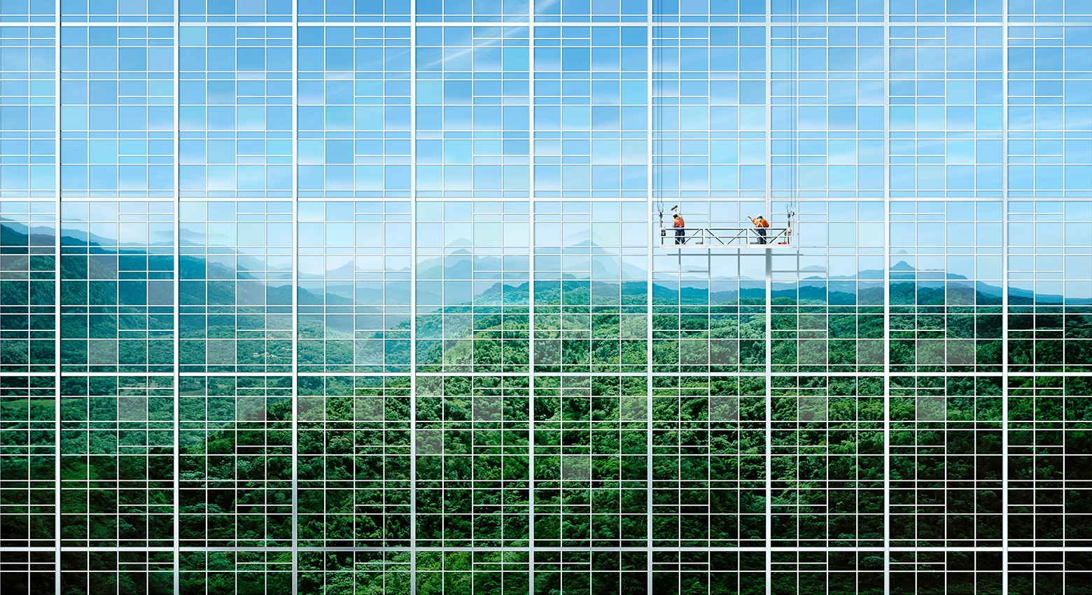 창문 너머로 보이는 산과 하늘 