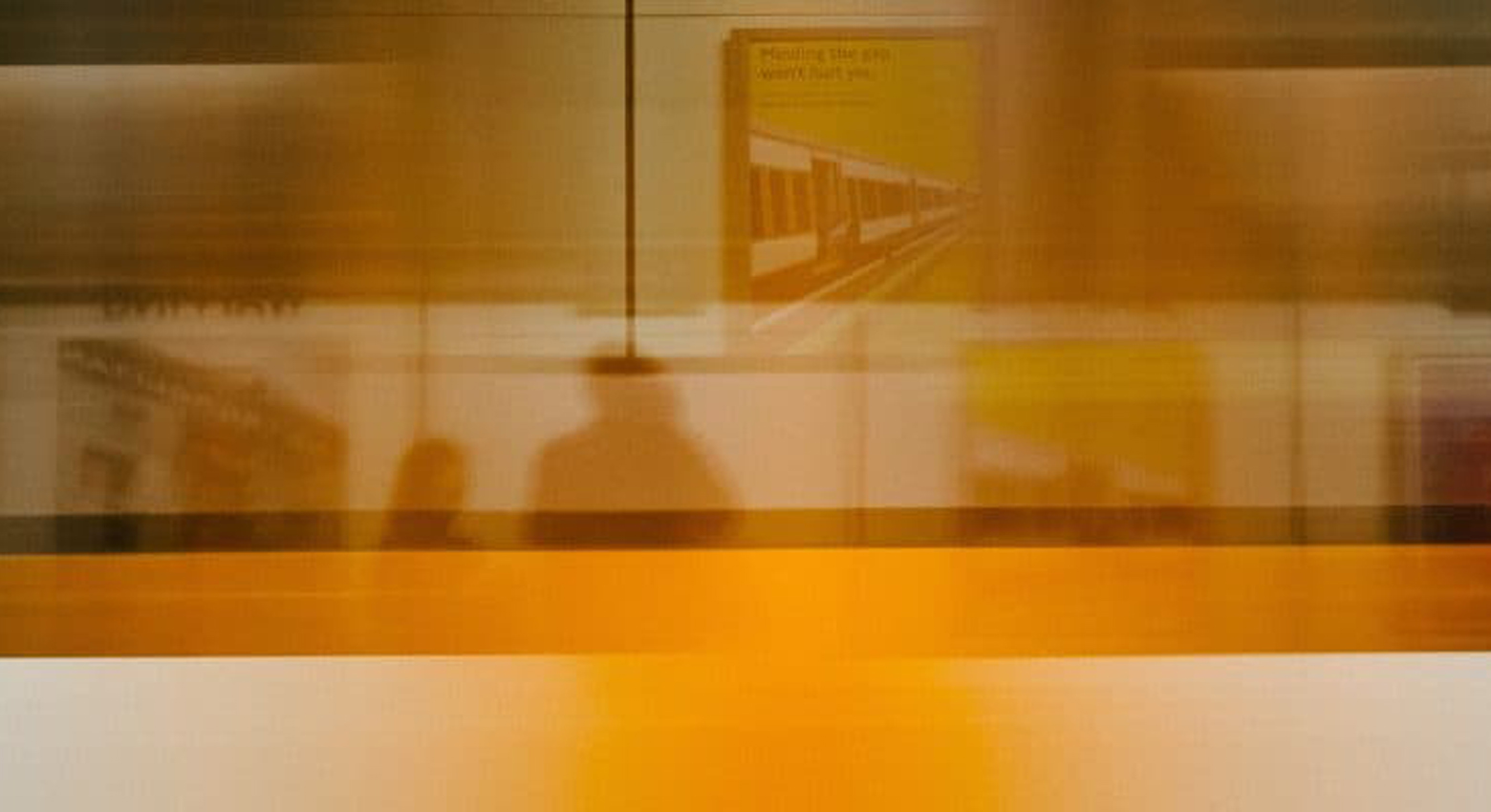 창문과 지하철 풍경 