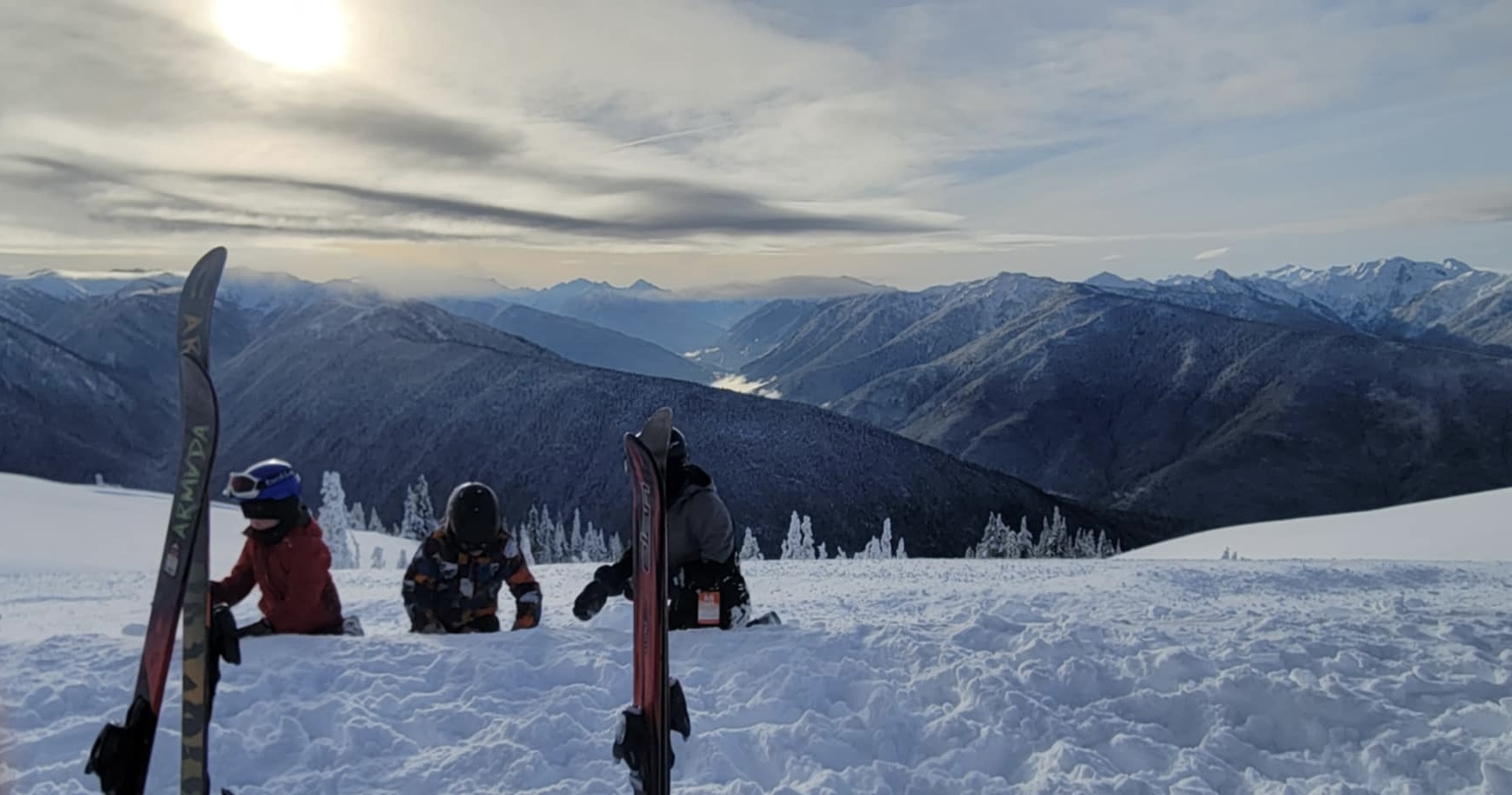 해질 무렵 스키를 타는 사람들