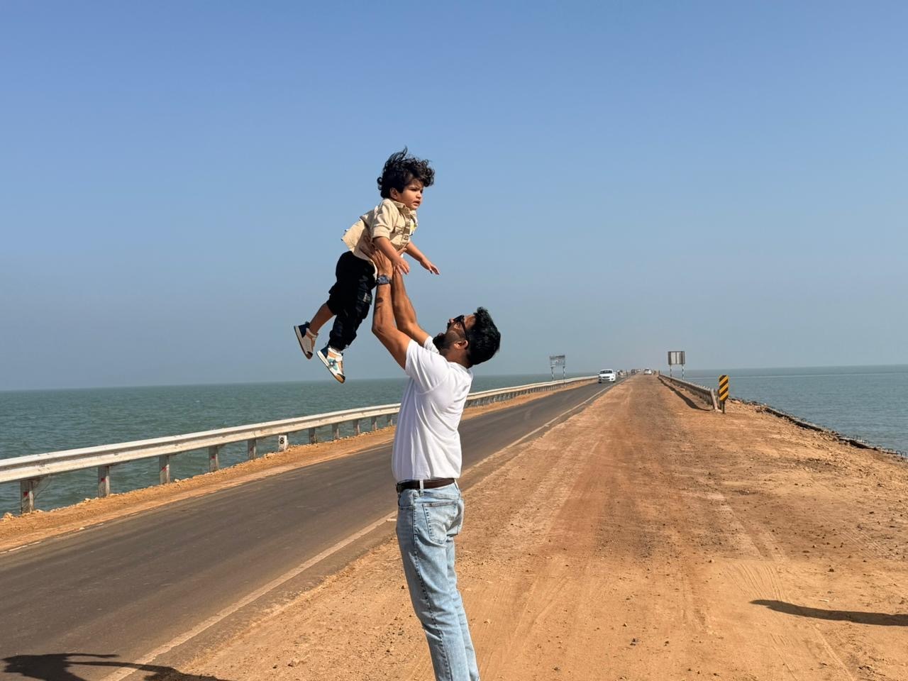 아들을 안아 올리는 아빠