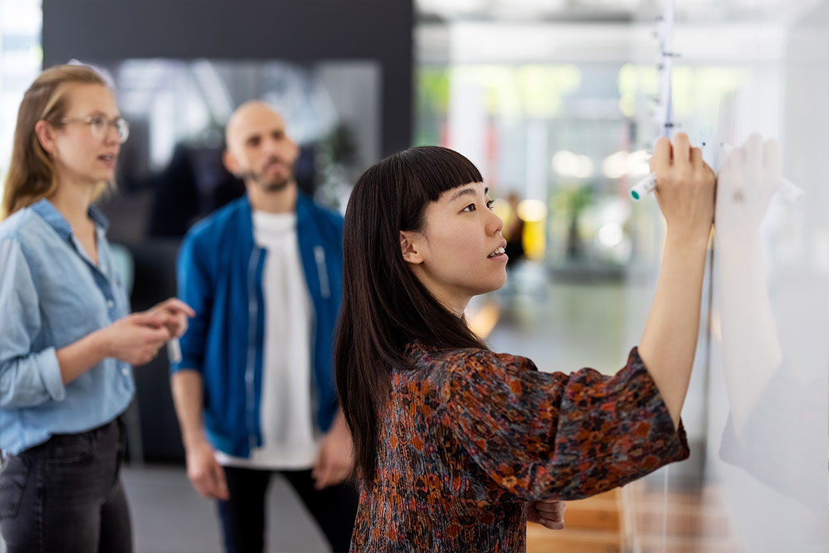 워크샵 환경에서 교육을 받고 있는 직원들 