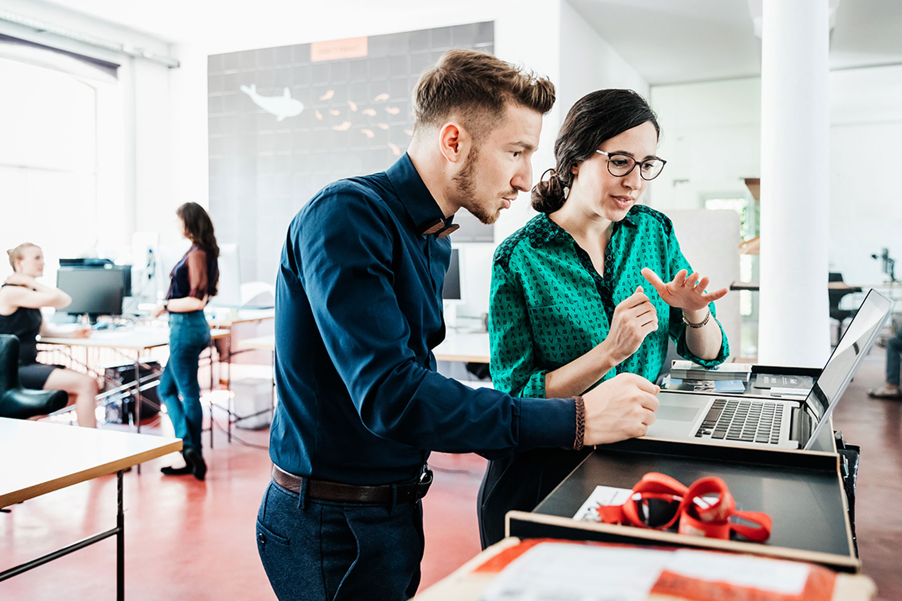 노트북을 보며 개인정보 보호 정책을 논의하는 남녀 직원