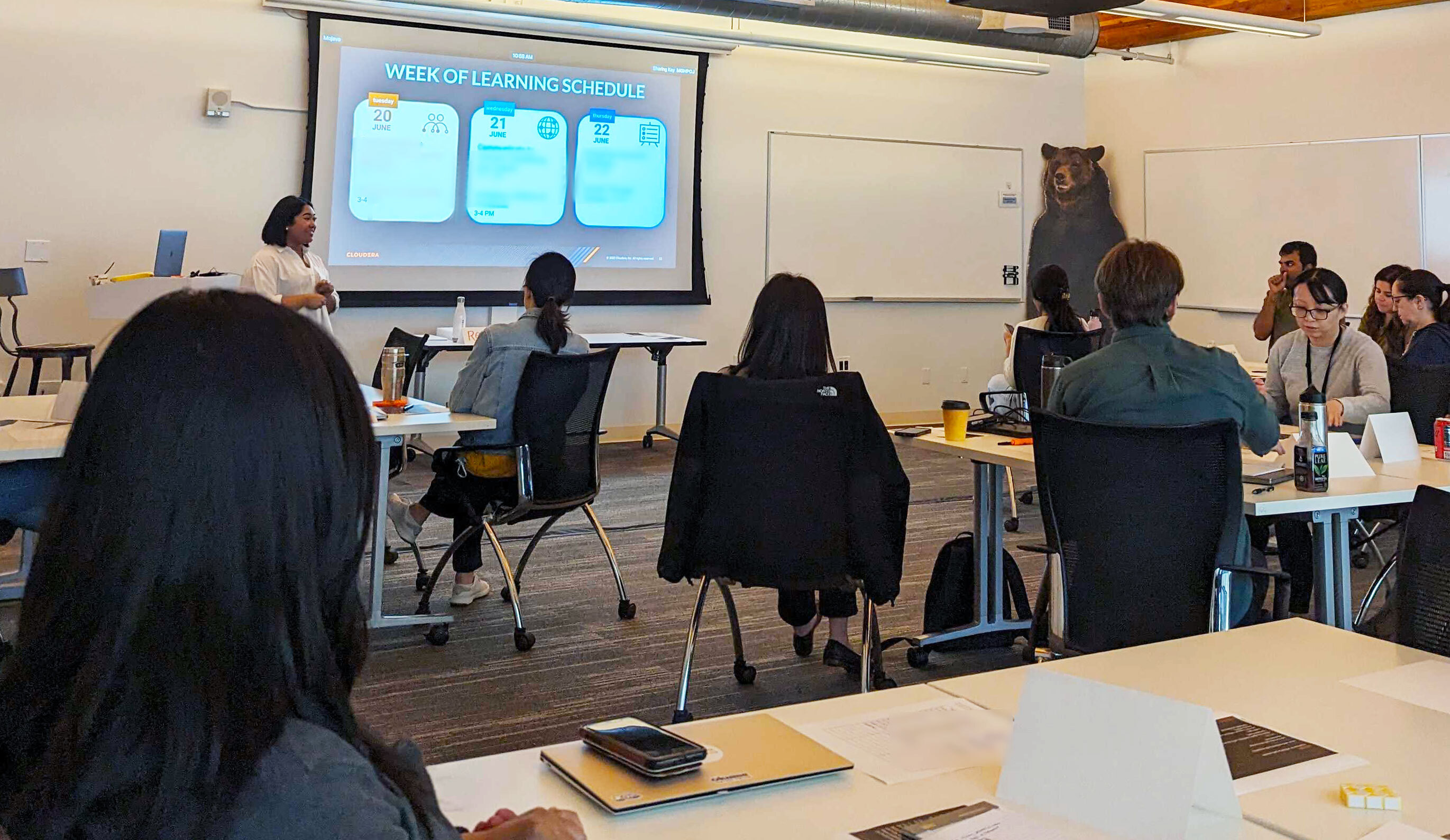 교육 과정에 참여한 직원들
