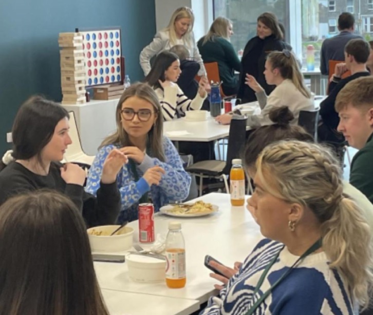 함께 점심 식사하는 직원들